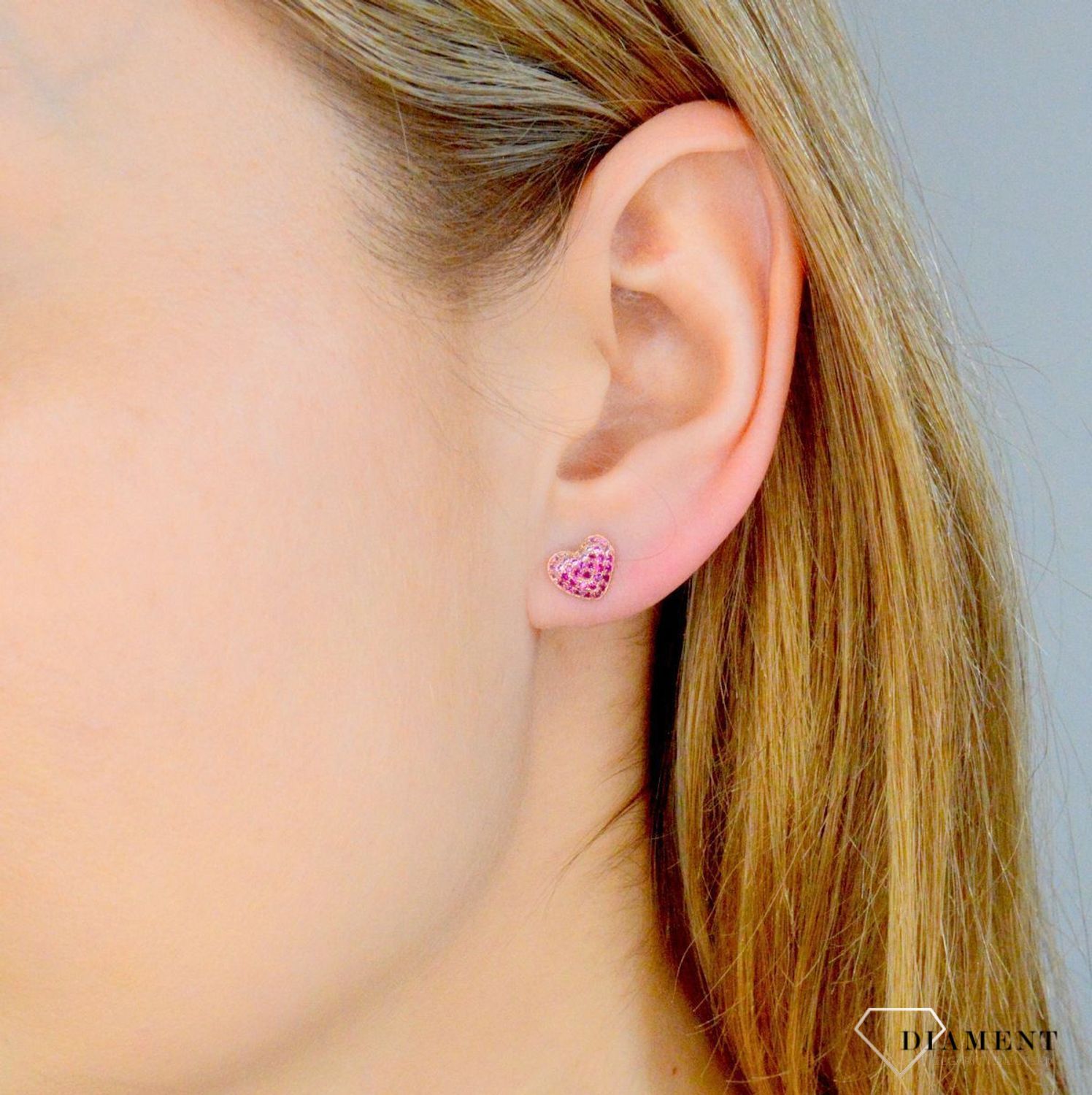 Kolczyki damskie srebrne 925 Serduszka Nomination rosegold 241104 004 z kolekcji Crysalis to kolczyki wkrętki wykonane ze srebra próby 925. Kolczyki zostały pokryte różowym złotem 22K (próba 916).jpg